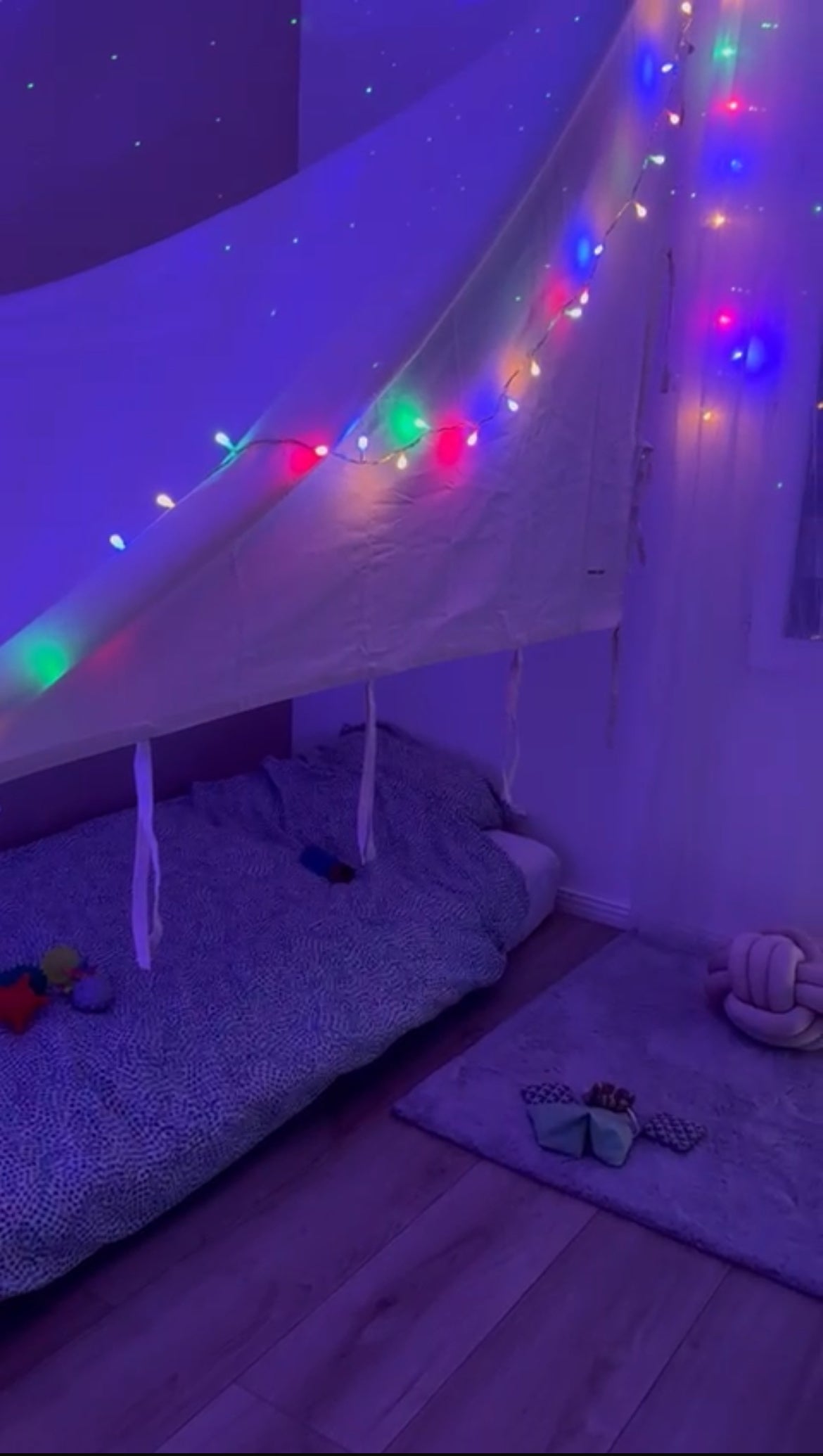 Créer un espace Snoezelen en quelques minutes sous la cabane pour enfants Mamie Stella.